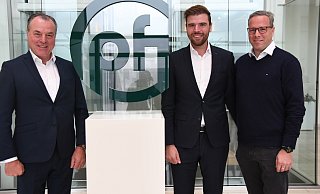 Die Gesellschafter Clemens (v.l.), Maximilian und Robert Tönnies mit dem neuen Logo der Premium Food Group. - Tönnies