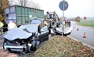 Am BMW entstand nach dem Zusammenstoß mit dem Trecker Totalschaden. - Simone Flörke