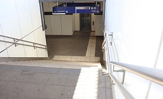 Eine Schiene zum Schieben für Fahrräder gibt es am Löhner Bahnhof nicht. - Judith Gladow