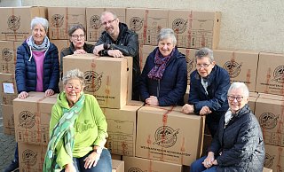 Edelgard Kümpel (v. l.), Dorothee Hirsch, Edeltraud Finke, Patrick Schuchert, Elke Laege, Angela Saak und Gabriele Tibo warten auf die Abholung der rund 70 Pakete. - Marco Hilla