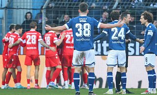Während die Profis von Energie Cottbus den Treffer zum 2:0 feiern, hadern die Arminen. - Oliver Krato Während die Profis von Energie Cottbus den Treffer zum 2:0 feiern, hadern die Arminen. - Oliver Krato
