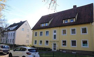 Die beiden Mehrfamilienhäuser stehen bereits seit Jahren leer - sehr zum Ärger der Herforder Grünen. In einer symbolischen Aktion wollten sie die Häuser "besetzen", um auf den Missstand aufmerksam zu machen. Dafür kassieren Sie nun -eigenen Angaben zufolge- eine Strafanzeige. - Claus Frickemeier