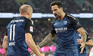 SCP-Torschütze Sven Michel und Vorbereiter Adriano Grimaldi (r.) feiern in Köln den Paderborner Treffer zum 1:1. - IMAGO/Nordphoto