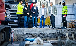 Informierten sich an der Baustelle Kreuzstraße: (von links) Stadtwerke-Geschäftsbereichsleiter Nils Neusel-Lange, Verkehsdezernent Martin Adamski, Amtsleiter Olaf Lewald, Oberbürgermeister Pit Clausen, Stadtwerke-Chef Martin Uekmann und Projektleiter Lennard Kuch. - Sarah Jonek Informierten sich an der Baustelle Kreuzstraße: (von links) Stadtwerke-Geschäftsbereichsleiter Nils Neusel-Lange, Verkehsdezernent Martin Adamski, Amtsleiter Olaf Lewald, Oberbürgermeister Pit Clausen, Stadtwerke-Chef Martin Uekmann und Projektleiter Lennard Kuch. - Sarah Jonek