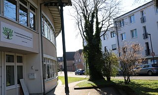 In der Paderborner Stresemannstraße soll das Einfahren mit dem Pkw im kommenden Schuljahr zu bestimmten Zeiten verboten werden. Damit sollen die Elterntaxis ferngehalten werden. - Holger Kosbab
