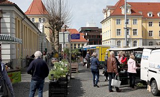 Für die Dauer der Sanierung des Rathausplatzes wird der Wochenmarkt in Herford auf die rückwärtige Seite des Verwaltungssitzes umziehen - in Richtung Berliner Straße. - Archiv: Frank-Michael Kiel-Steinkamp