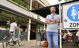Der Ärger nimmt kein Ende für Gianni Mete. Auch das neue Hinweisschild hält Radfahrer nicht davon ab, über seine Terrasse zu fahren. Dieser zumindest schiebt gerade sein Rad. - Peter Unger