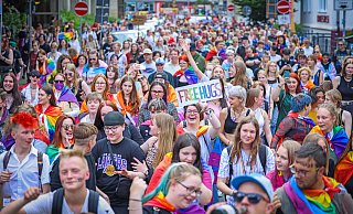 Der Christopher Street Day zieht wieder Massen an, hier 2022. Die Themen haben weltweit und auch in Bielefeld wieder an Relevanz gewonnen. - Sarah Jonek