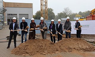 Christian Antl (v. l. künftiger Bürgermeister), Thorsten Gösling (Vorstand), Sabine Brockschnieder (Vorstand), Markus Kamann (Vorstand), Anna-Katharina Bölling (Regierungspräsidentin), Burkhard Nolte (Kreis Herford) und Architekt Marcus Duldner beim Spatenstich. - Dirk Windmöller