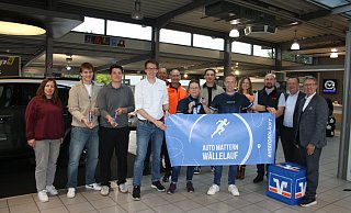Veranstalter und Unterstützer: Bei Julia Sellenriek (Kreissportbund, v. l.)), Jonas General, Lukas Wenzel (beide Friedrichs-Gymnasium), Gero Mattern (Auto Mattern Gruppe), Volker Platz (RC Endspurt Herford), Uwe Mohn (Active Sportshop), Katharina Klein (PSV Herford), Marlon Wiebe (HIPP Gruppe), Daniel Roeder (PSV Herford), Lorena Korn (HIPP Gruppe), Eugen Becker (REWE-Markt Liebigstraße), Stefan Meier (Techniker Krankenkasse) und Andreas Kelch (Volksbank Herford-Mindener Land) ist die Vorfreude auf die Laufveranstaltung am Sonntag groß. - Thomas Vogelsang