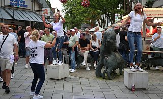 Partystimmung: Am Schweinebrunnen wird getanzt. - Elke Niedringhaus-Haasper