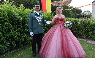 Neuenbekens Königspaar Michael und Kathrin Webers erleben traumhafte Schützentage. - Jens Reddeker