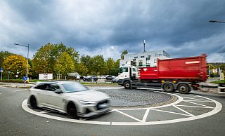 Die neue Sperrfläche am Kreisel Carl-Severing-Straße/Borgsen Allee wird häufig nicht nur vom Schwerlastbverkehr überfahren. - Sarah Jonek