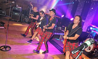 Die Band Brings wird am Wochenende vermutlich in ihrem bekannten karierten Outfits in Delbrück auftreten. 2021 waren sie schon in Lichtenau-Atteln auf der Bühne. - Johannes Büttner (Archiv)