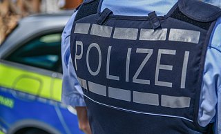Die Gütersloher Polizisten zogen eine Dienstwaffe und einen Taser. Der 28-jährige Tatverdächtige ließ sich danach mit Handfesseln fixieren und in Gewahrsam nehmen. - picture alliance / Ostalb Network