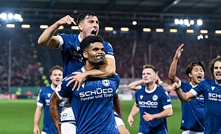 "Er hat's gemacht", zeigt Stefano Russo an. Mit dem Finger deutet der Armine auf seinen Mitspieler Andre Becker. Dem Stürmer ist gegen Union Berlin das 2:0 gelungen. - Teresa Kröger