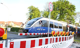 Der Bahnübergang an der Husarenstraße in Schloß Neuhaus bleibt gesperrt - wohl ein Zustand, der länger andauern könnte. - Rajkumar Mukherjee