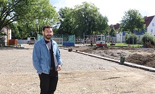 Mehmet Keles von der Immobilienwirtschaft erläutert, was aktuell auf der Baustelle an der Grundschule Gohfeld passiert. - Judith Gladow