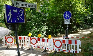Der Eingang des Paderborner Philosophenweges ist für Fußgänger und Radfahrer möglichst unzugänglich gemacht worden. - Felix Schwien Der Eingang des Paderborner Philosophenweges ist für Fußgänger und Radfahrer möglichst unzugänglich gemacht worden. - Felix Schwien