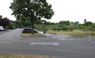 An der Brandisstraße sollen drei Wohnhäuser mit insgesamt 72 Wohneinheiten entstehen. Die bestehenden Parkflächen und Bäume sind nicht Teil der Bauleitplanung. - Marc Schröder