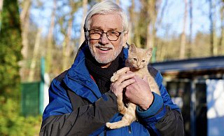 Drei Dinge lagen Helmut Tiekötter - hier auf einem Foto aus dem Jahr 2024 - seit Langem besonders am Herzen: das Schicksal der Streunerkatzen, der Stadttauben und der Wildvogelküken. - Archivfoto: Peter Unger