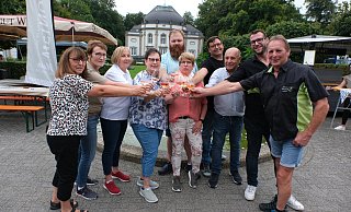 Die Winzer laden zum Weinfest vor der Wandelhalle: Martina Emrich (v. l.), Sigrid Vogel, Heike Diel, Dagmar Busch, Christian Emrich, Bianca Weyl, Patrick Balz, Walter Beisiegel und Armin Eckardt. - Ulf Hanke