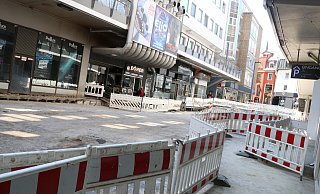 Der Bereich der Alten Torgasse ist von den Bauarbeiten dominiert. An den seiten führen abgesperrte Weg zu den vorhandenen Läden. - Holger Kosbab
