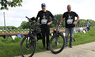 Uwe Haarmann (l.) und Jens Bergander fahren zusammen mit dem Rad nach Berlin zum DFB-Pokalfinale. - Wiebke Wellnitz Uwe Haarmann (l.) und Jens Bergander fahren zusammen mit dem Rad nach Berlin zum DFB-Pokalfinale. - Wiebke Wellnitz