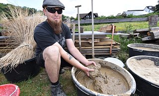 Florian Manegold mischt den Lehm selbst aus Ovenhäuser Boden an. - Thomas Kube
