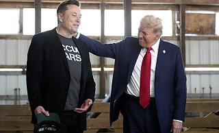 Elon Musk unterstützt Donald Trump bei einer Wahlkampfveranstaltung: Eine ganz üble Kombination, meint unser Autor. - picture alliance/dpa/AP