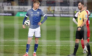 Arminia-Stürmer Julian Kania wartet in aller Seelenruhe darauf, den Elfmeter gegen Viktoria Köln zu versenken. - Oliver Krato