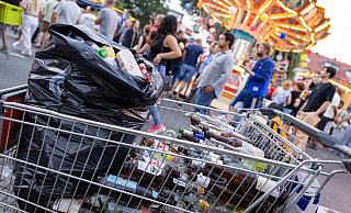 Mit einem Einkaufswagen, in dem er die Pfandflaschen sammelt, ist ein Paderborner während Libori unterwegs. - Niklas Tüns Mit einem Einkaufswagen, in dem er die Pfandflaschen sammelt, ist ein Paderborner während Libori unterwegs. - Niklas Tüns