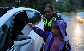 Die neunjährige Melanie überreicht einem aneckenden Autofahrer gemeinsam mit Polizistin Kim Schmidt einen handgemalten Strafzettel. - Elke Niedringhaus-Haasper