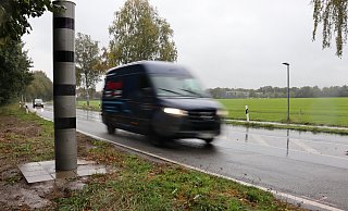 Der neue Blitzer an der Ellerbuscher Straße ist seit Anfang der Woche in Betrieb. - Judith Gladow