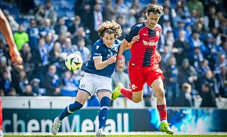 Arminia-Kapitän Mael Corboz (l.) ragte im Spitzenspiel gegen Hansa Rostock heraus. - Sarah Jonek