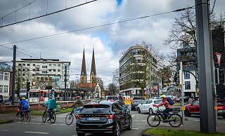 Die Kreuzstraße ist gesperrt; die Artur-Ladebeck-Straße ist dicht. - Sarah Jonek Die Kreuzstraße ist gesperrt; die Artur-Ladebeck-Straße ist dicht. - Sarah Jonek
