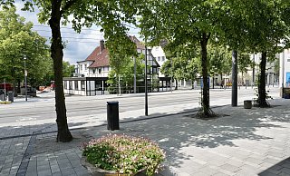 Vor dem Fachwerkhaus "Vier-Tax-Bäume" wurde die Brackweder Hauptstraße aufwändig sarniert. - Peter Unger