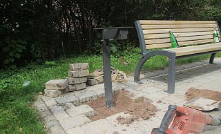 Alle Mülleimer im Martinspark wurden am Freitagmorgen aus ihrer Verankerung gehoben. - Jan-Henrik Gerdener