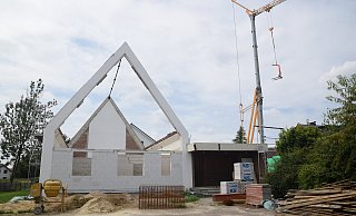 Die Umbauarbeiten an der neuapostolischen Kirche in Enger laufen. Das charakteristische, spitze Dach des ehemaligen Gotteshauses ist derzeit abgedeckt. - Mareike Patock Die Umbauarbeiten an der neuapostolischen Kirche in Enger laufen. Das charakteristische, spitze Dach des ehemaligen Gotteshauses ist derzeit abgedeckt. - Mareike Patock