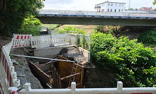 Die Dükerleitung unter der Werre ist nach der Havarie Ende März zwar repariert, aber noch nicht ans Trinkwassernetz angeschlossen. Deshalb ist der Werre-Else-Radweg zwischen Sielbad und Werre-Park gesperrt. - Ulf Hanke