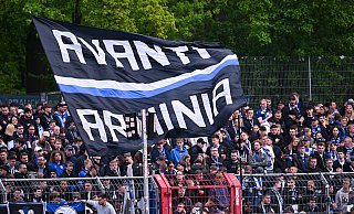 Der Arminia-Block im Kölner Sportpark Höhenberg war restlos ausverkauft. - Teresa Kroeger