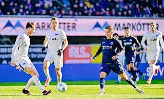 Marvin Mehlem (rechts) lief gegen Hertha BSC erstmals in einem Pflichtspiel im Trikot des SC Paderborn 07 auf. - Besim Mazhiq