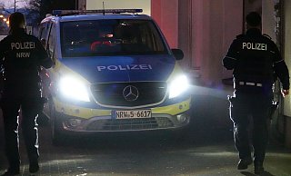 Nach einer Messerattacke in Bahnhofsnähe sucht die Polizei den flüchtigen Täter bis in die Abendstunden. - Paul Brinkmann