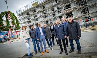 Vertreter von Stadt, Stadtteil, Freier Scholle und Zimmerleuten beim Richtfest im Bielefelder Osten. In einem Jahr soll alles fertig sein. - Sarah Jonek