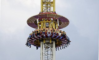 Der Freifallturm auf dem Niederwall überragt mit seinen 85 Metern alle Gebäude in der Innenstadt. - Peter Unger