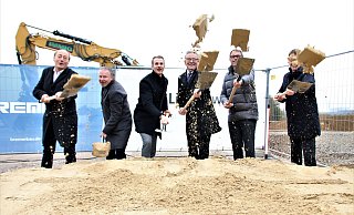 Den Sand haben (v.l.) Architekt Martin Brockmeyer, Lightpower-Gründer Ralph-Jörg Wezorke, sein Sohn und Miteigentümer Philipp Wezorke, Bürgermeister Michael Dreier, Michael Dufhues, Vorstand der Bremer SE, sowie Wilhelm Bremer, Inhaber der gleichnamigen Firma, symbolisch weggeschippt. - Rajkumar Mukherjee