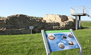 Knapp 570 Quadratmeter beträgt die Fläche der Holsterburg, die einst vermutlich von einem schützenden Wassergraben umgeben war. Die zweischalige Ringmauer ist bis zu 1,80 Meter breit und umschließt einen 430 Quadratmeter großen Hof. - Dieter Scholz
