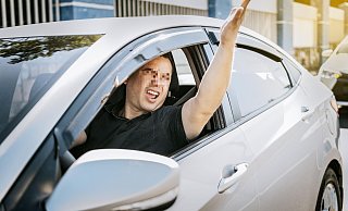 Der Fahrer schreit aus dem Autofenster. Die Folgen sind erstaunlich. - Isai Hernandez / imageBROKER
