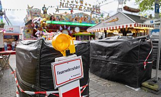 Die Lunapark-Kirmes auf dem Maspernplatz wurde mit sogenannten Indutainern gesichert. Zu Libori werden die Sperrungen ausgeweitet. - Niklas Tüns