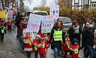 Mit Plakaten und Trillerpfeifen zogen Kita-Mitarbeitende, Eltern und Kinder durch Levern, um auch vor Ort auf die schwierige Situation aufmerksam zu machen. - Sonja Rohlfing